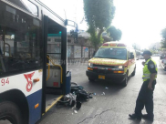  بالصور: إصابة خطيرة لراكب دراجة نارية بحادث طرق بمدينة يافا 